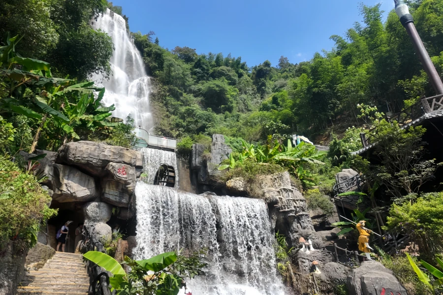 La montagne Bijia : un canyon et une chute d'eau le long de la rivière Beijiang-2