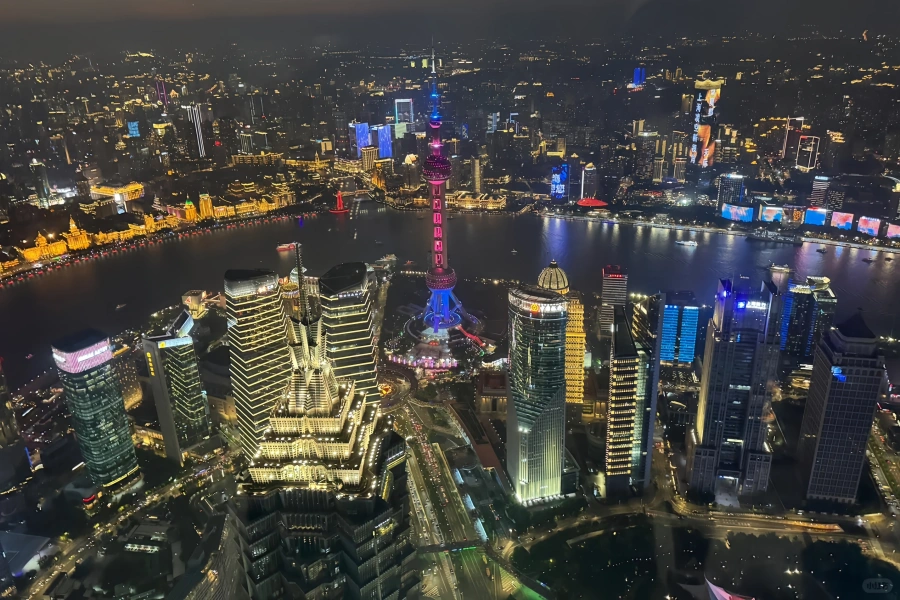 Shanghai World Financial Center Tourist Hall: Un recorrido nublado por la cima de la ciudad