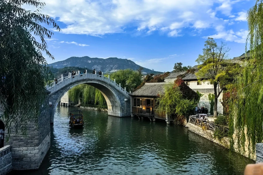 Gubei 물 도시: 큰 벽의 발에 온천 별 하늘 마을의 투어