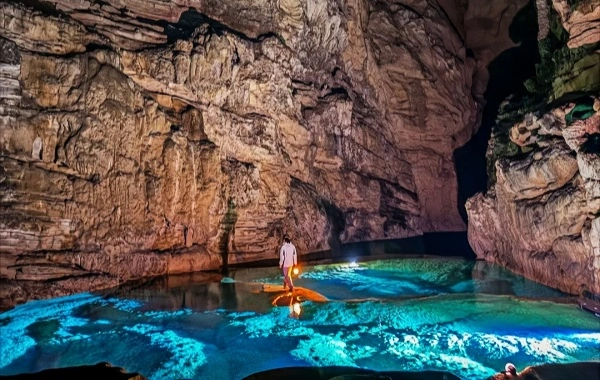 Huanglong Cave:An Adventure to the