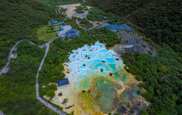 Huanglong:A Kaleidoscopic Journey from Millennia-Old Travertine to an Earthly