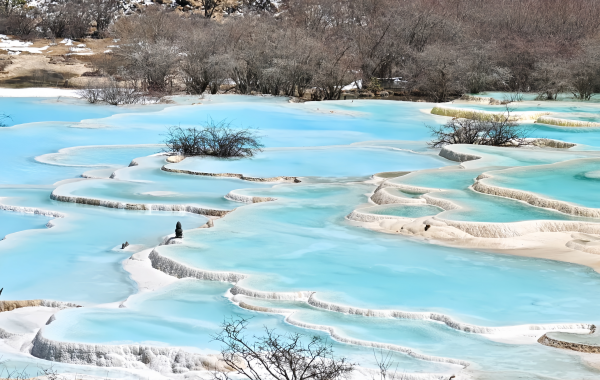 Huanglong:A Kaleidoscopic Journey from Millennia-Old Travertine to an Earthly